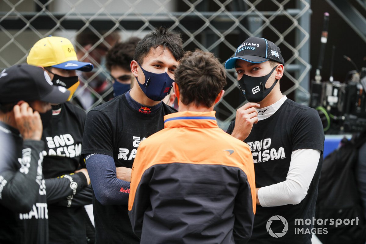 Alex Albon, Red Bull Racing, Lando Norris, McLaren, e George Russell, Williams Racing, sulla griglia di partenza