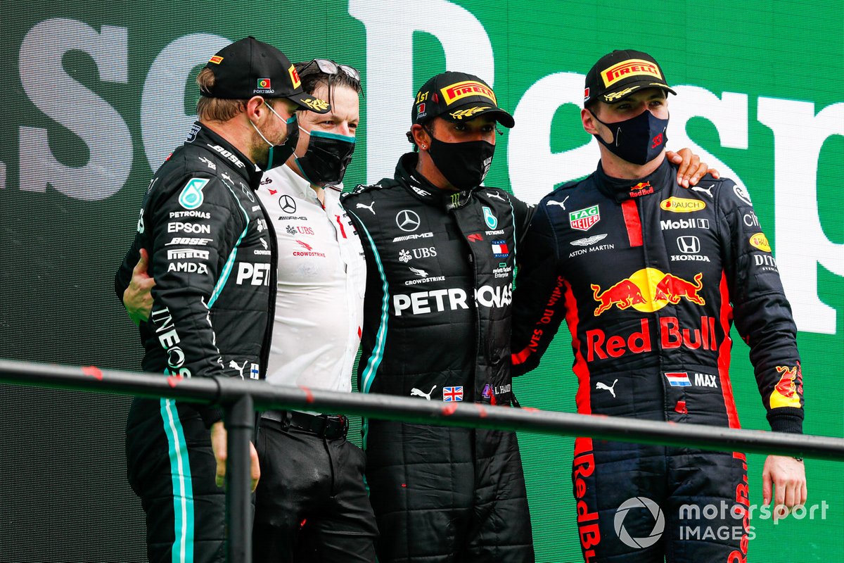 Valtteri Bottas, Mercedes-AMG F1, 2a posizione, Peter Bonnington, Race Engineer, Mercedes AMG, Lewis Hamilton, Mercedes-AMG F1, 1a posizione, e Max Verstappen, Red Bull Racing, 3a posizione, sul podio