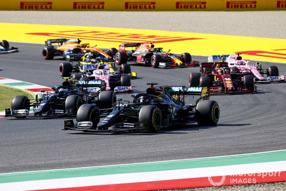 Lewis Hamilton, Mercedes F1 W11, Valtteri Bottas, Mercedes F1 W11 lottano alla ripartenza
