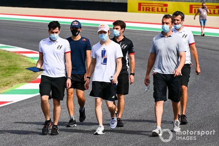 Juri Vips, Dams  cammina in pista