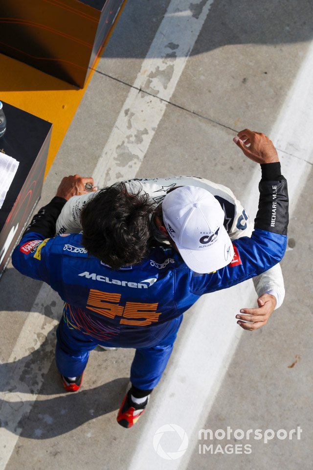 El segundo lugar Carlos Sainz Jr., McLaren y el ganado Pierre Gasly, AlphaTauri celebran