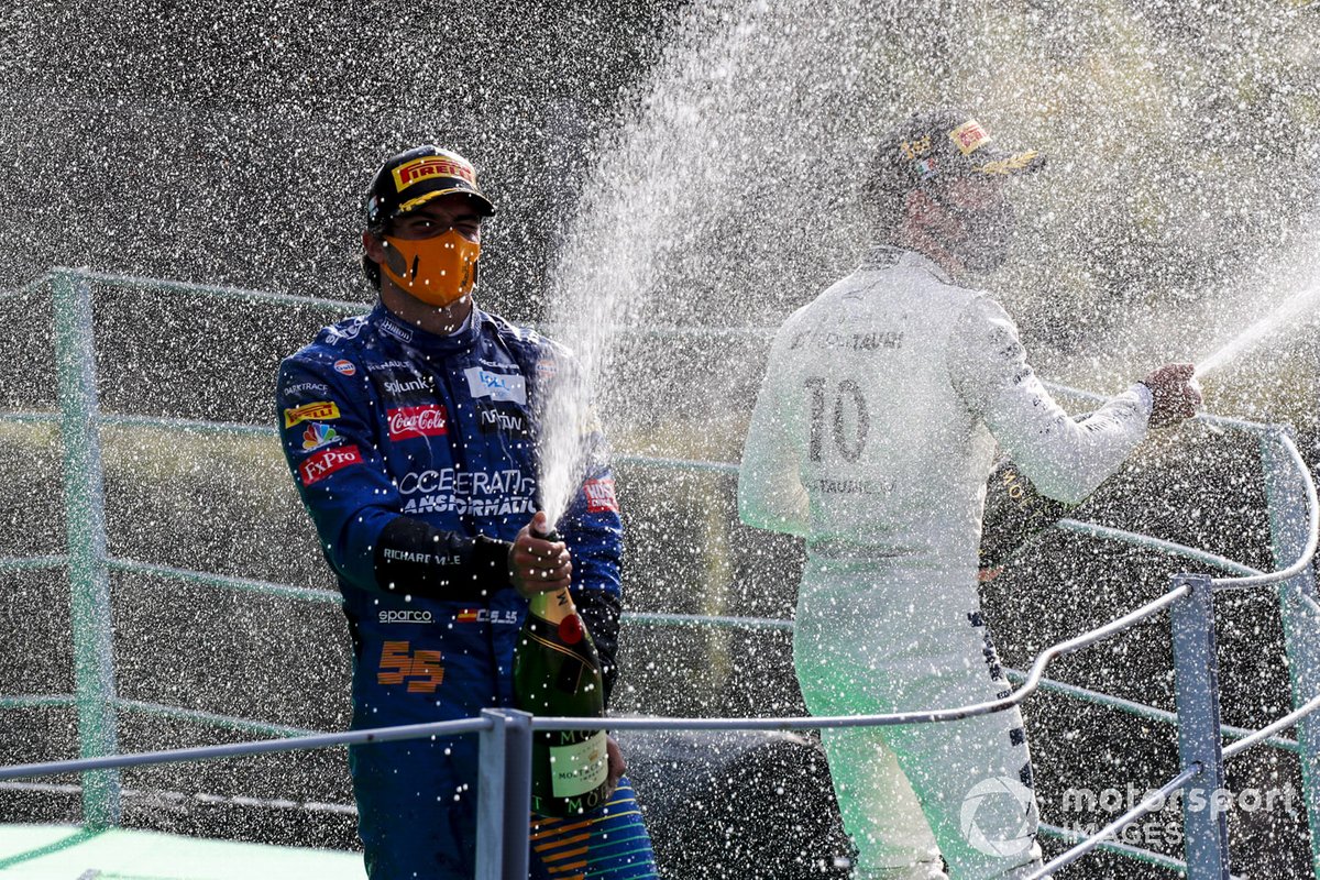 Podio: segundo lugar Carlos Sainz Jr., McLaren, ganador Pierre Gasly, AlphaTauri