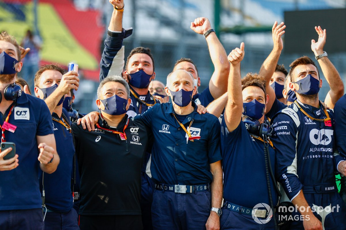 Masashi Yamamoto, Director General de Honda Motorsport, Franz Tost, Director del equipo AlphaTauri, y el equipo AlphaTauri celebran la victoria