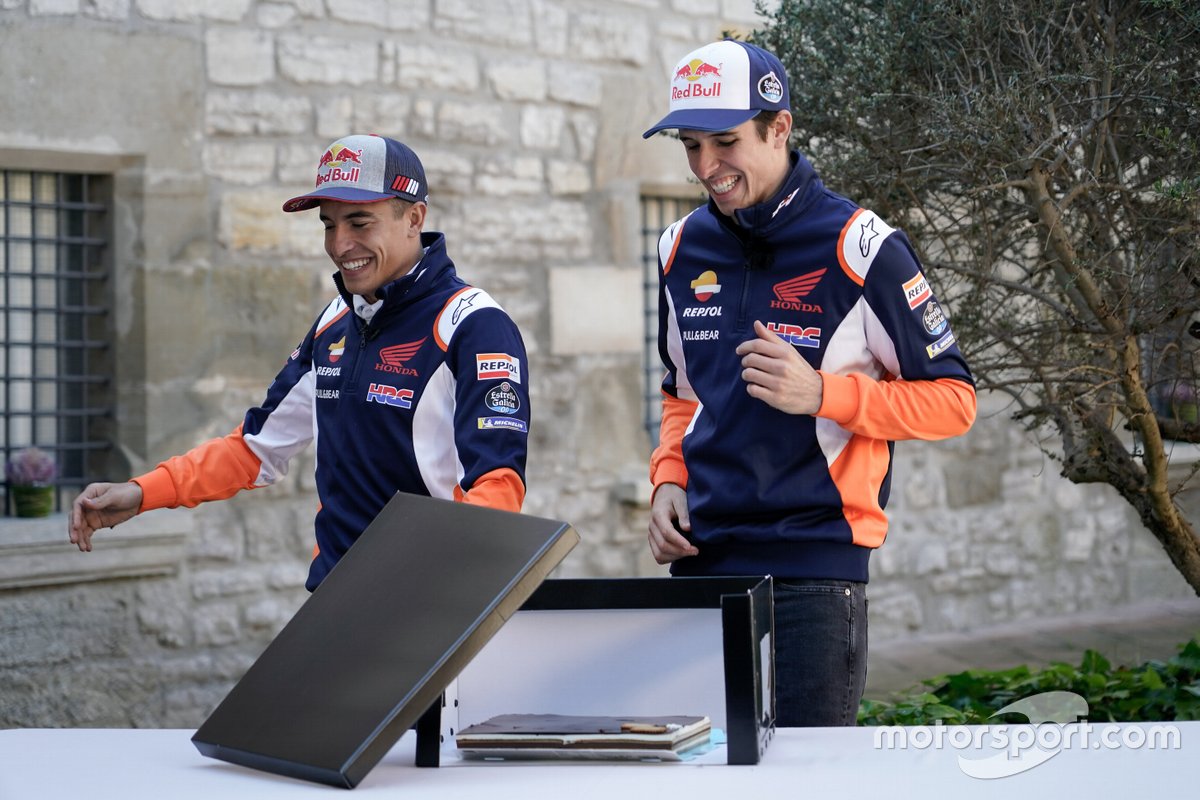 Marc Márquez y Alex Márquez en el juego de la Caja Sorpresa