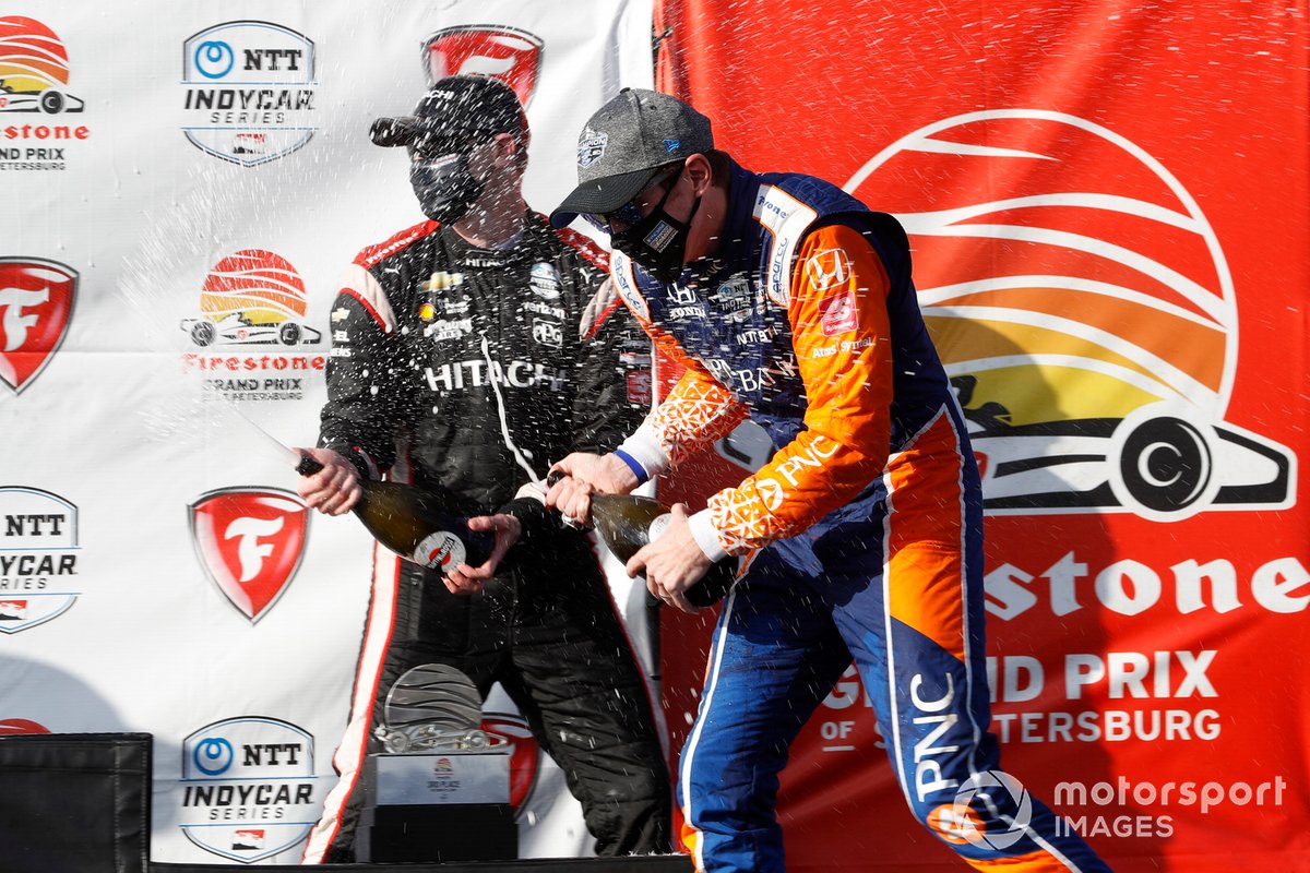 Podio: Ganador de la carrera Josef Newgarden, Team Penske Chevrolet, y tercer lugar Scott Dixon, Chip Ganassi Racing Honda
