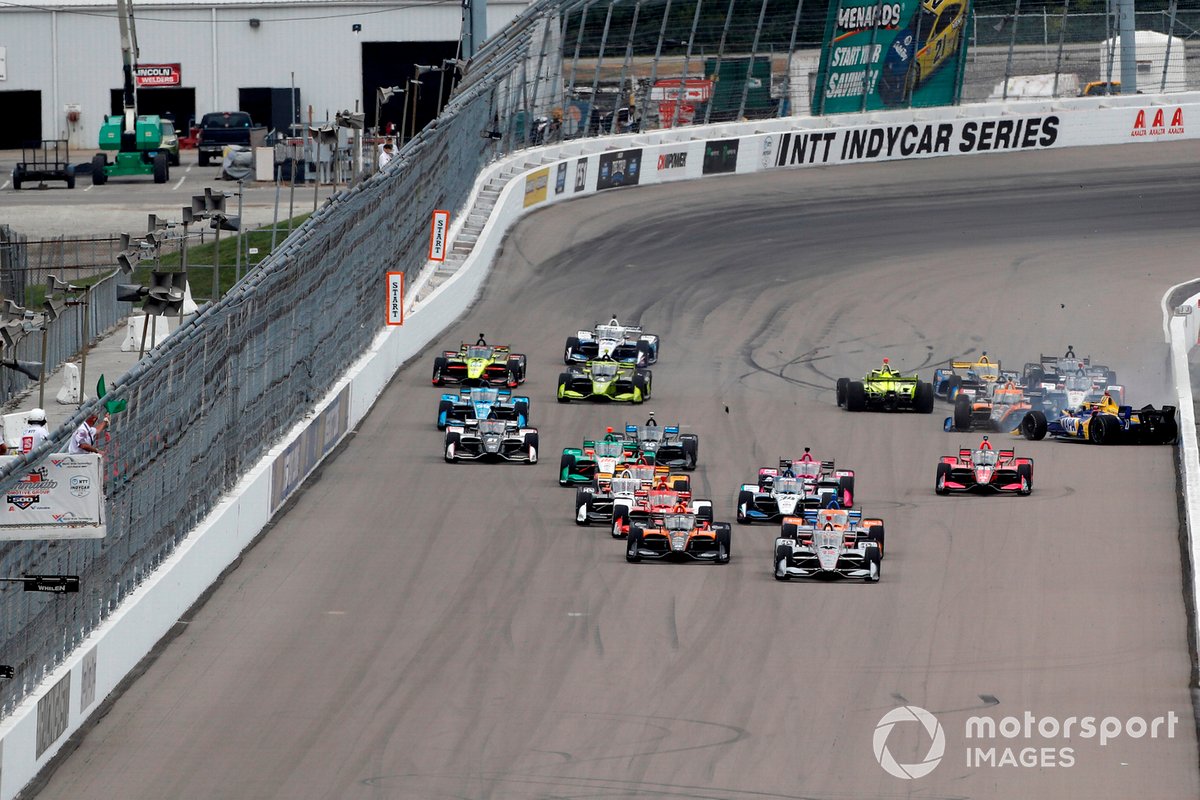 Choque de Alexander Rossi, Andretti Autosport Honda, Simon Pagenaud, Team Penske Chevrolet, Marco Andretti, Andretti Herta with Marco & Curb-Agajanian Honda al inicio