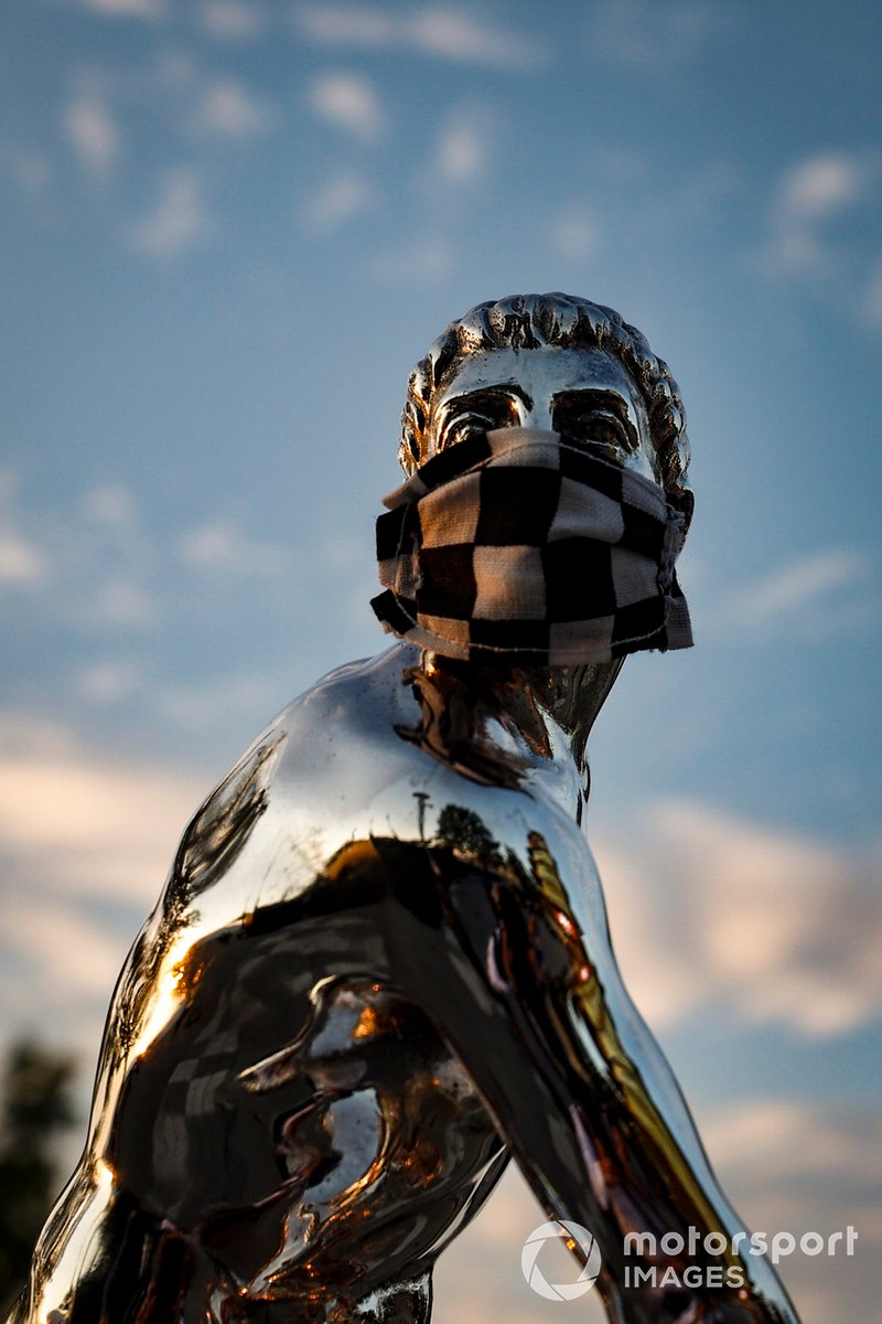 El trofeo Borg-Warner con la máscara