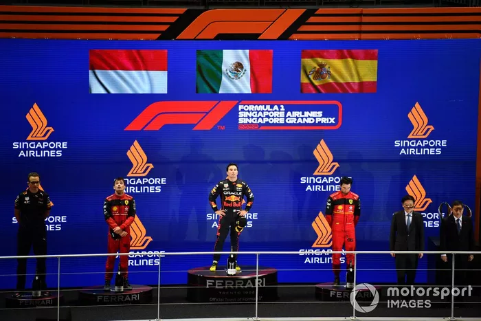 Podio: segundo lugar Charles Leclerc, Ferrari, ganador Sergio Pérez, Red Bull Racing, tercer lugar Carlos Sainz, Ferrari