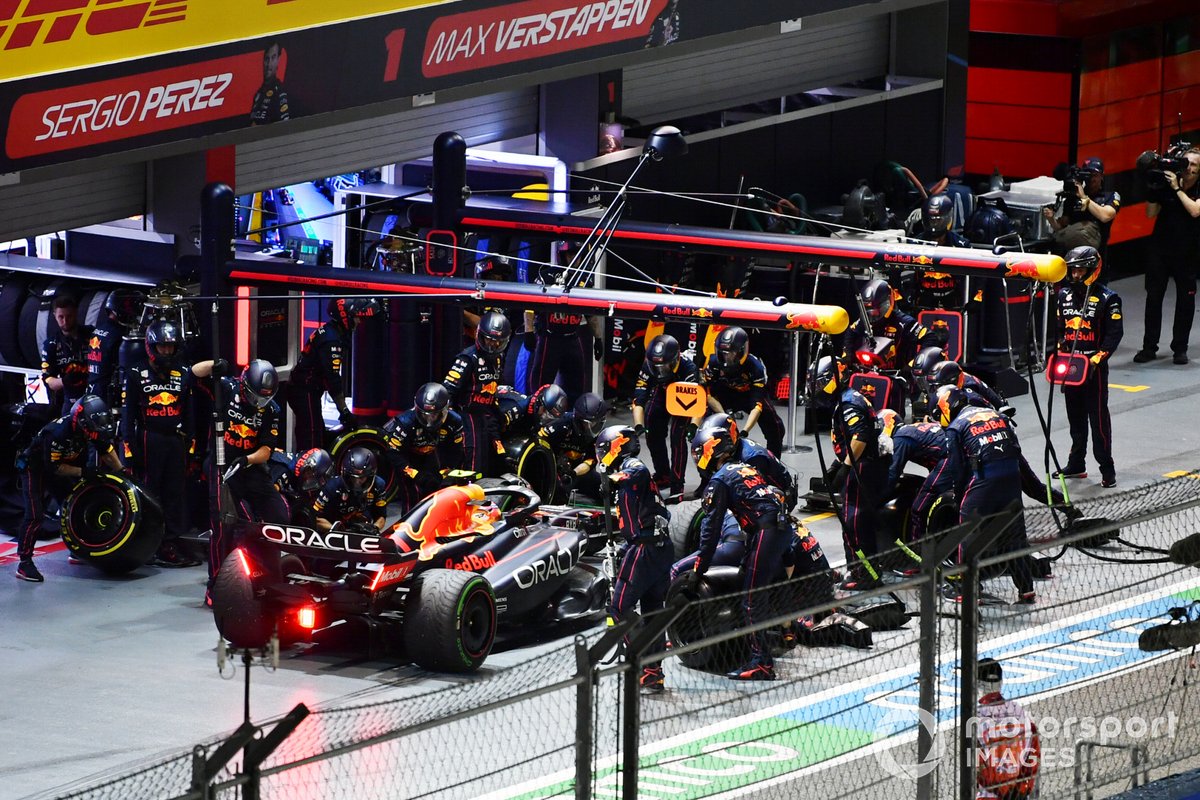 Sergio Perez, Red Bull Racing RB18, effettua una sosta