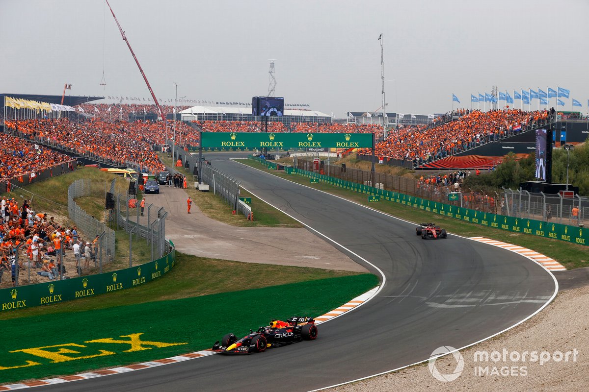 Max Verstappen, Red Bull Racing RB18, Charles Leclerc, Ferrari F1-75