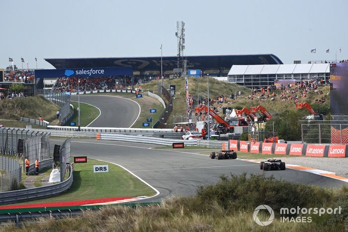 Sergio Pérez, Red Bull Racing RB18, Lando Norris, McLaren MCL36