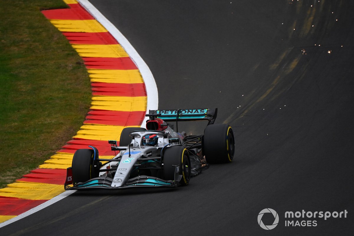 George Russell, Mercedes W13, echa chispas