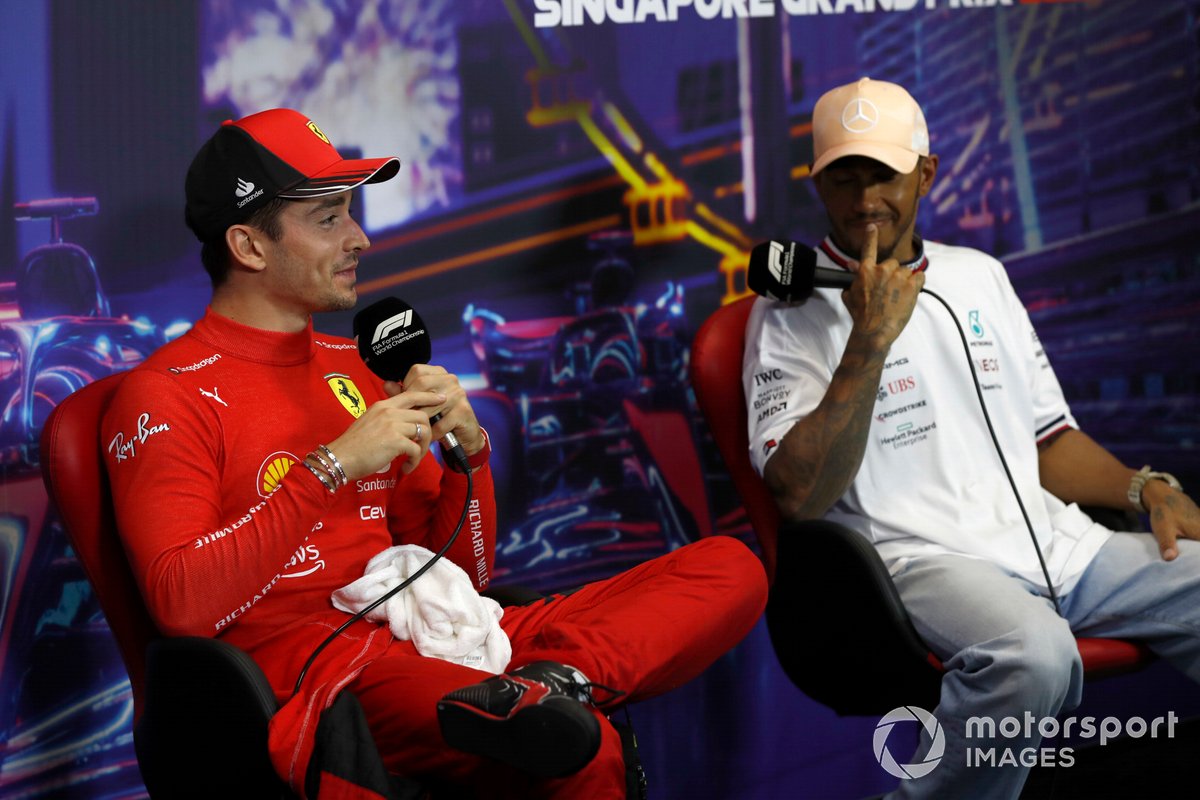 Il poleman Charles Leclerc, Ferrari, Lewis Hamilton, Mercedes AMG, nella conferenza stampa post qualifiche