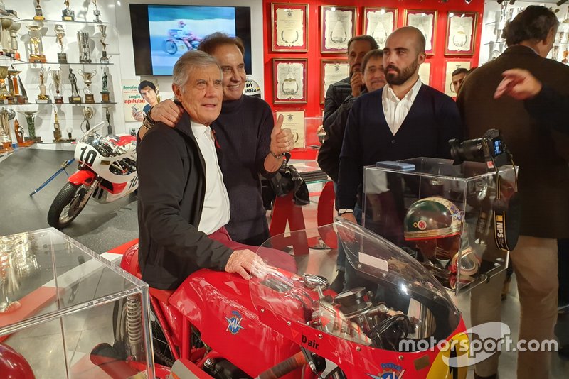 Giacomo Agostini, posa para una foto