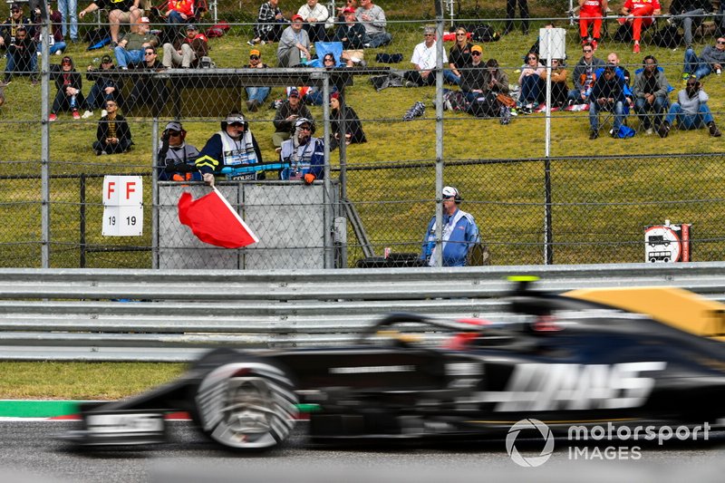 Kevin Magnussen, Haas F1 Team VF-19, passes a red