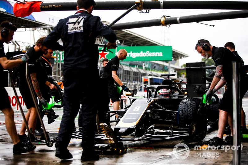 Romain Grosjean, Haas F1 Team VF-19, makes a pit stop during practice