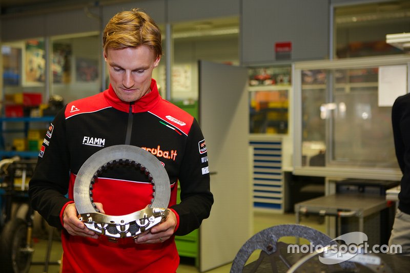 Visita di Chaz Davies agli stabilimenti Brembo