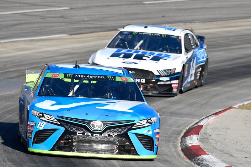 Martin Truex Jr., Joe Gibbs Racing, Toyota Camry Auto Owners Insurance, Clint Bowyer, Stewart-Haas Racing, Ford Mustang BlueDEF