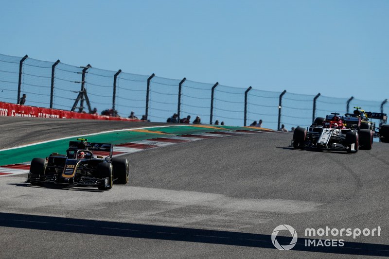 Kevin Magnussen, Haas F1 Team VF-19, precede Kimi Raikkonen, Alfa Romeo Racing C38