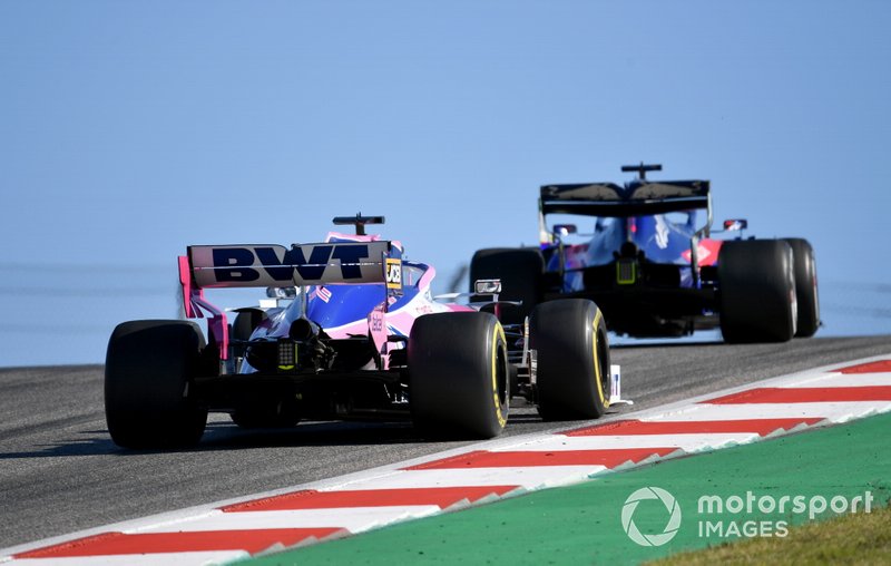 Sergio Perez, Racing Point RP19 e Max Verstappen, Red Bull Racing RB15