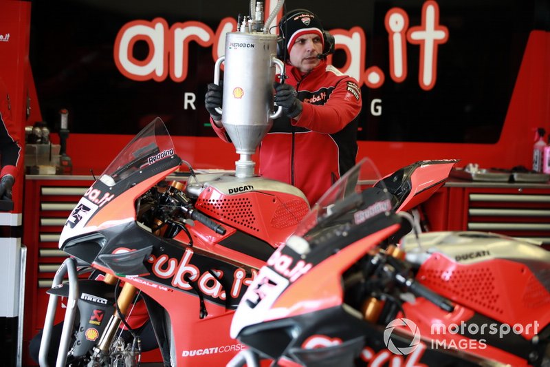 Refuelling at the bike of Scott Redding, Aruba.it Racing Ducati