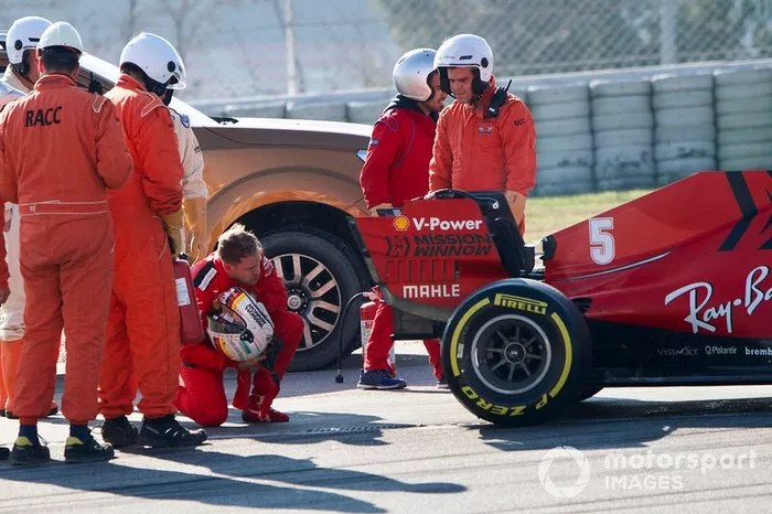 Sebastian Vettel, Ferrari SF1000, se detiene en pista con avería