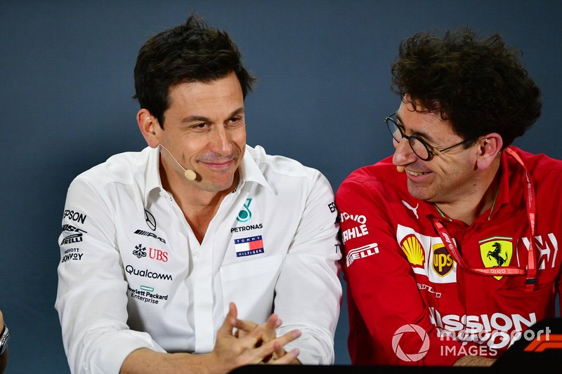 Toto Wolff, Executive Director (Business), Mercedes AMG, e Mattia Binotto, Team Principal Ferrari