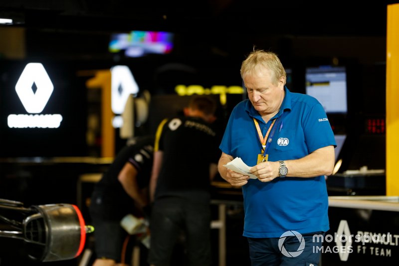 Jo Bauer, del Delegado Técnico de la FIA, visita el equipo de Renault