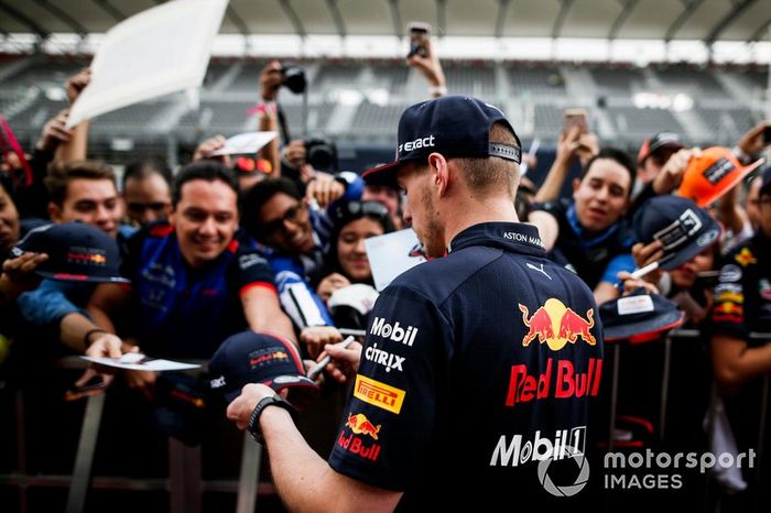 Max Verstappen, Red Bull Racing firma un autógrafo para un fan