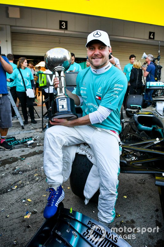 Il vincitore della gara Valtteri Bottas, Mercedes AMG F1 con il trofeo