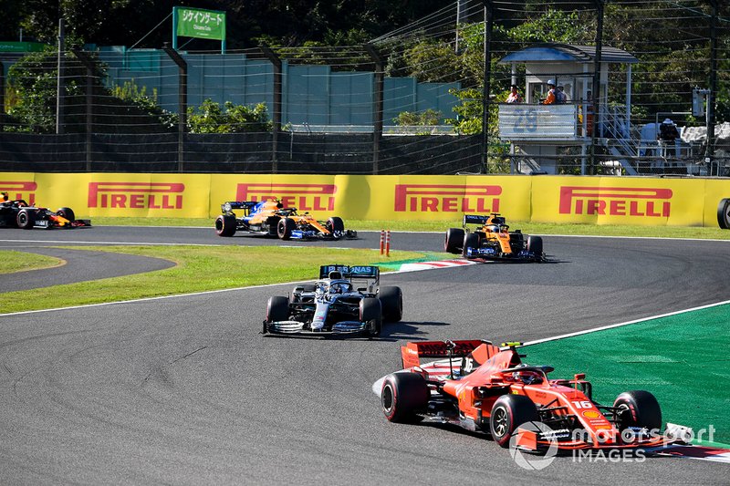Charles Leclerc, Ferrari SF90, lidera Lewis Hamilton, Mercedes AMG F1 W10, Carlos Sainz Jr, McLaren MCL34, y Lando Norris, McLaren MCL34.