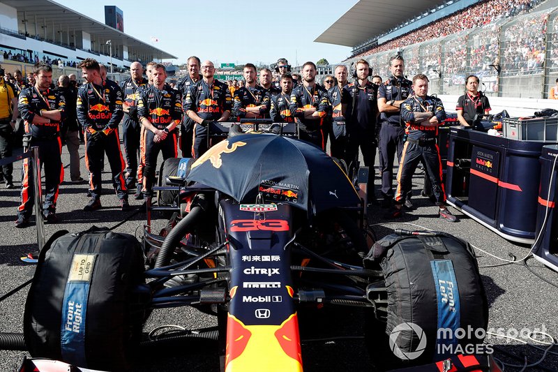 Meccanici di Max Verstappen, Red Bull Racing RB15, sulla griglia con la sua auto