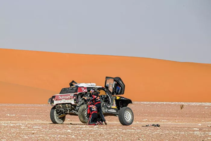 #305 JCW X-Raid Team: Carlos Sainz, Lucas Cruz stops