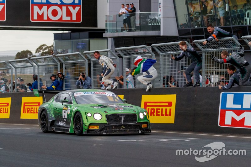 Winners #7 Bentley Team M-Sport Bentley Continental GT3: Jules Gounon, Maxime Soulet, Jordan Pepper