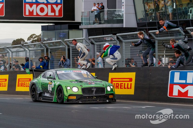 I vincitori #7 Bentley Team M-Sport Bentley Continental GT3: Jules Gounon, Maxime Soulet, Jordan Pepper