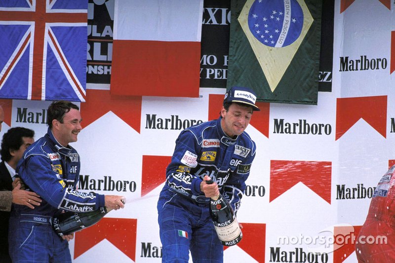 Podio: il vincitore della gara Riccardo Patrese, Williams, Nigel Mansell, Williams spruzza lo champagne al GP del Messico del 1991