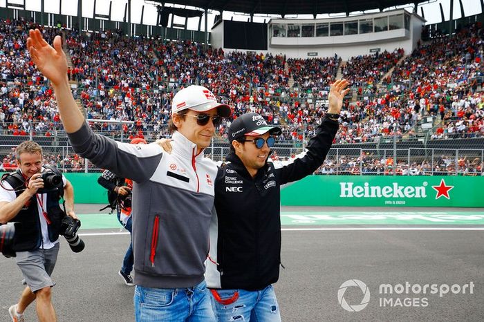 Esteban Gutiérrez, Haas F1 Team y Sergio Pérez, Force India. Por primera vez desde la década de los sesentas, dos pilotos mexicanos se alinearon en la parrilla de un Gran Premio de México.