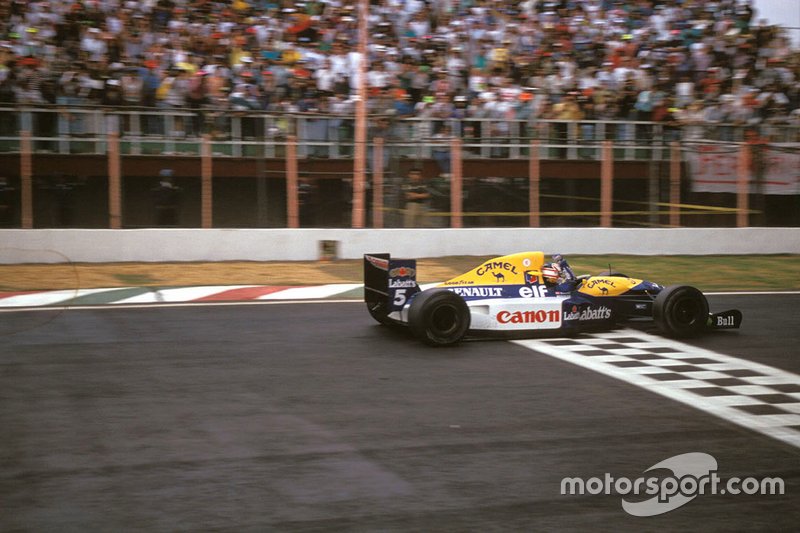 Nigel Mansell, Williams FW14B Renault, raises his arm as he crosses the line