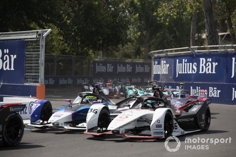 Alexander Sims, BMW I Andretti Motorsports, BMW iFE.20 battles with Andre Lotterer, Porsche, Porsche 99x Electric