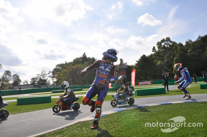 Acción en la carrera de minibikes de MotoGP antes de Motegi