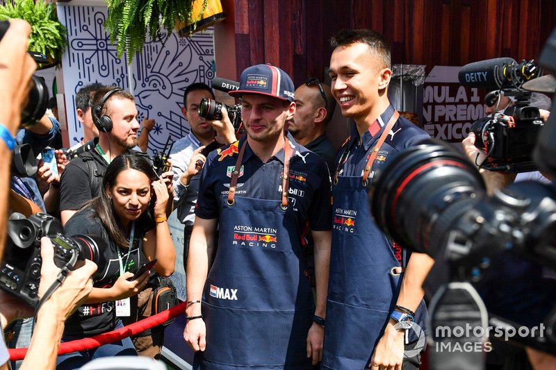 Гонщики Red Bull Racing Макс Ферстаппен и Александр Элбон
