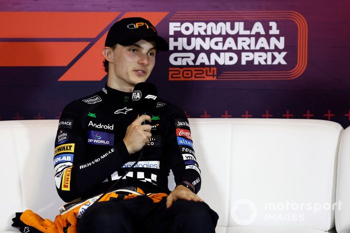 Oscar Piastri, McLaren F1 Team, 1ª posición, en la rueda de prensa