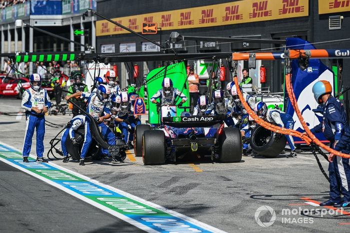 Daniel Ricciardo, RB F1 Team VCARB 01, en el pit lane para una parada en boxes