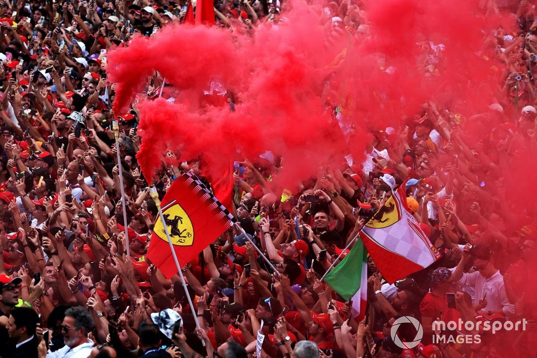 Os fãs mostram o seu apoio à Scuderia Ferrari