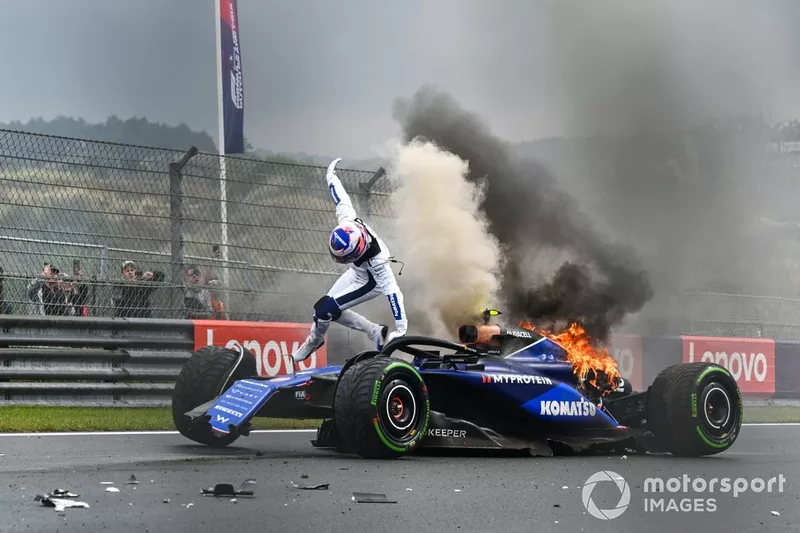 Logan Sargeant, Williams FW46, saute de sa voiture