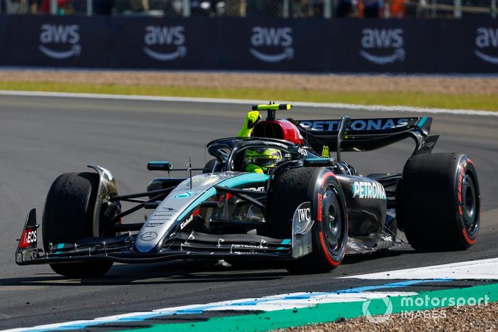 Lewis Hamilton, Mercedes F1 W15, 1ª posición, levanta el puño en señal de celebración de camino al Parc Ferme