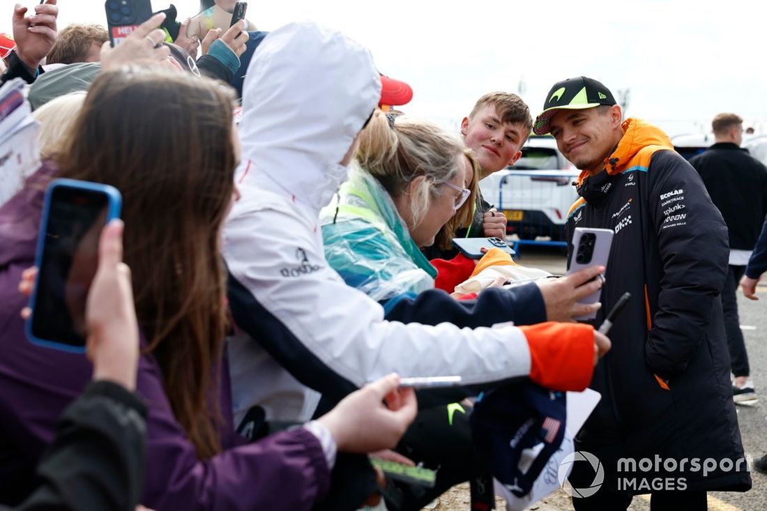 Lando Norris, McLaren F1 Team przybywa na tor