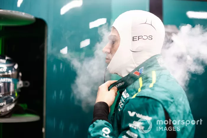 Lance Stroll, del equipo Aston Martin F1, se pone el pasamontañas