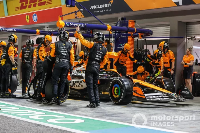 Lando Norris, McLaren MCL38, se detiene