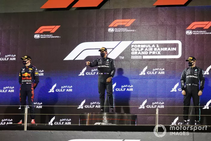 Max Verstappen, Red Bull Racing, secondo classificato, Lewis Hamilton, Mercedes, primo classificato, e Valtteri Bottas, Mercedes, terzo classificato, sul podio